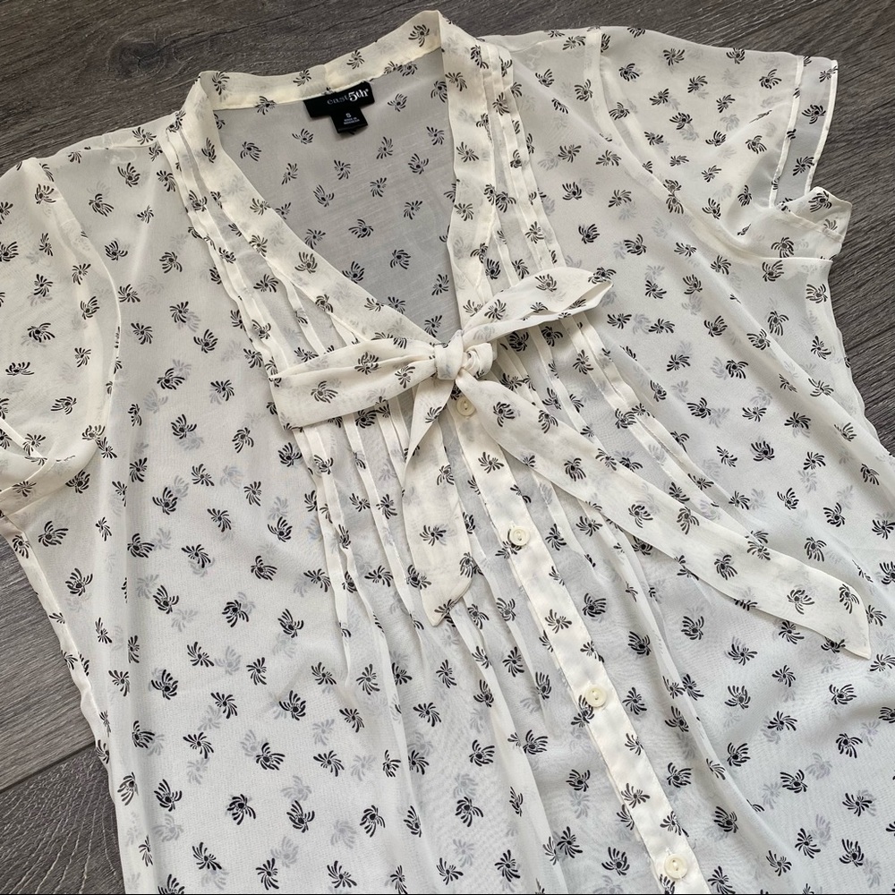 White Pattern Flowy Top - Picture 3 of 4